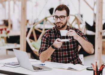 Pausenkultur in der digitalen Arbeitswelt: Warum Erholung Teil produktiver Arbeit ist